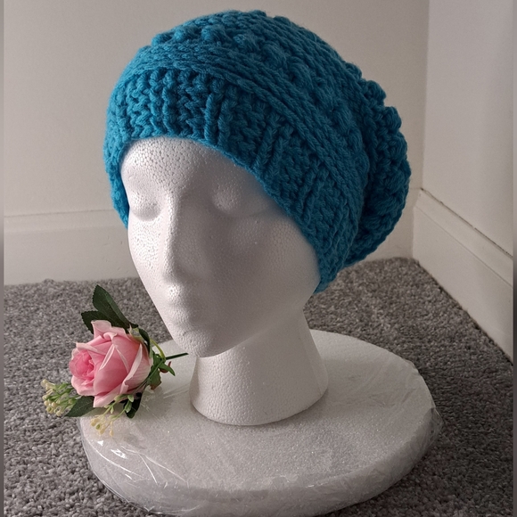 Womans winter hat - Picture 1 of 4